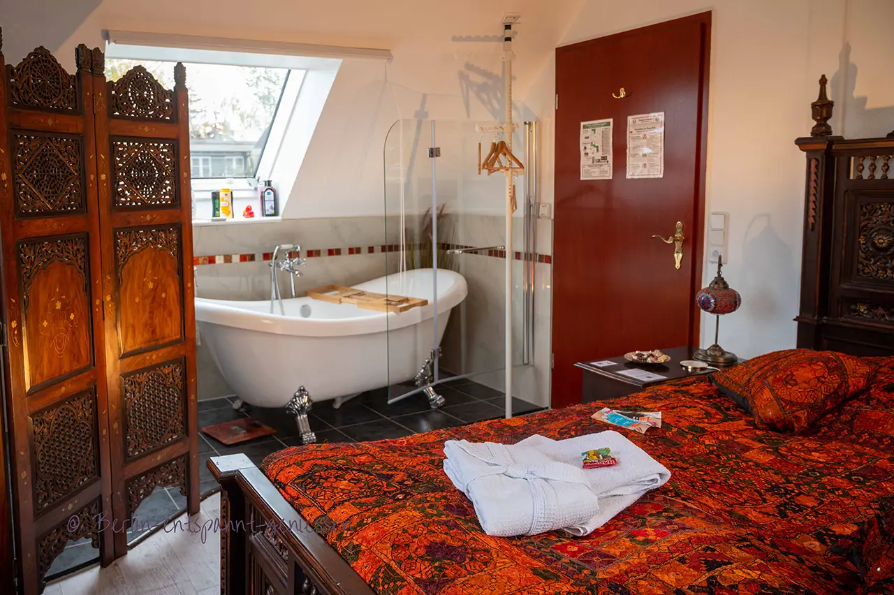 Das Zimmer "Free & Relaxed" von Berlin entspannt genießen mit offener Badewanne